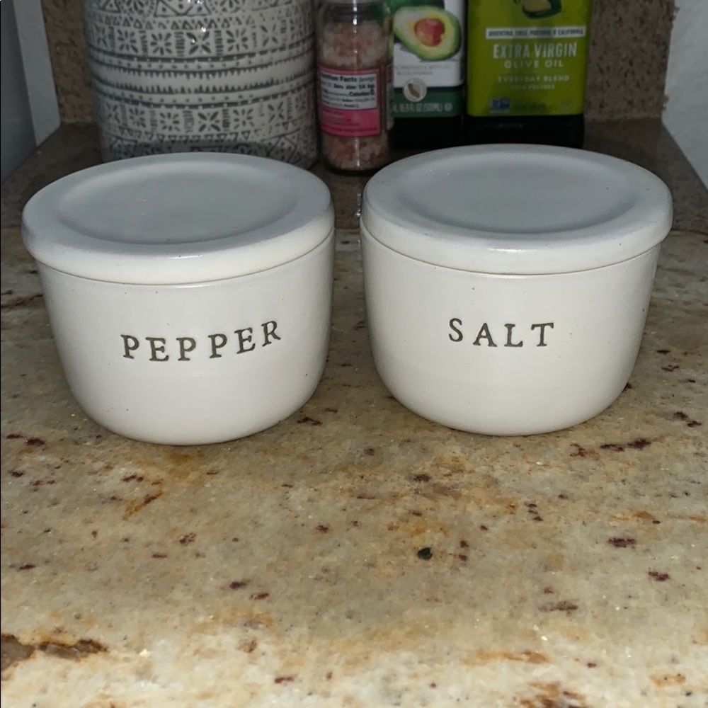 COPY - Salt and pepper containers/cellar